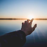 喜欢多管闲事也总是成为众人的话题人物的星座女