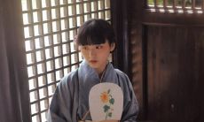 如何在分手后通过短信与女友保持联系并得到回复?