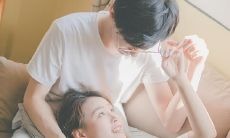 如何利用微信打招呼和添加好友的技巧来吸引女生的注意力并取得成功的交互作用?