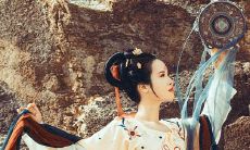 如何选择一份合心意的生日礼物给你的相亲女生:充分考虑她们的品味和爱好