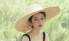 当女生对你冷淡并且不回复微信时,应该如何主动聊天和解决问题?